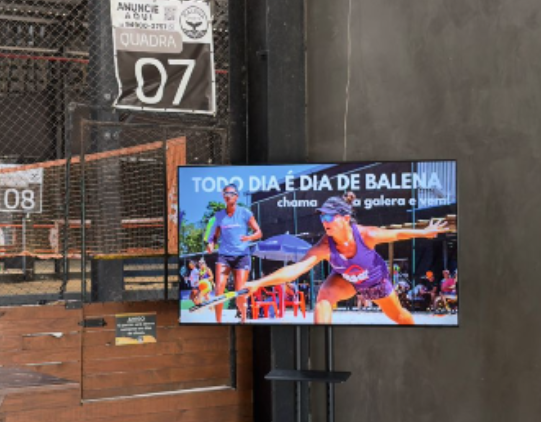 Tela Midiami instalada em arena de beach tennis exibindo campanha de evento