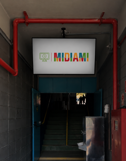 Tela Midiami instalada sobre a escada de acesso de um estabelecimento